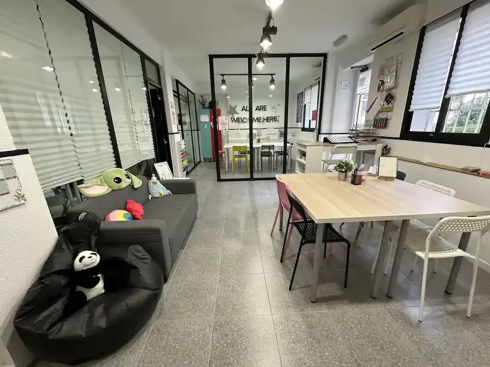 Aula de Cogiendo Impulso en Ciudad Lineal, con mesas de trabajo y espacios de estudio
