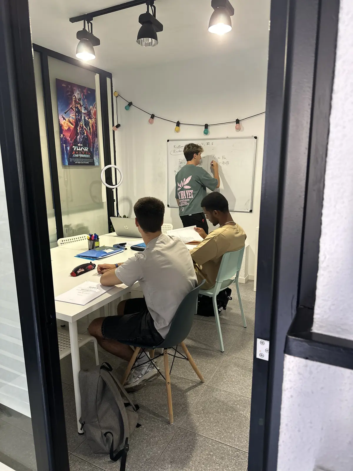 Profesor explicando a un grupo reducido de Bachillerato en Cogiendo Impulso
