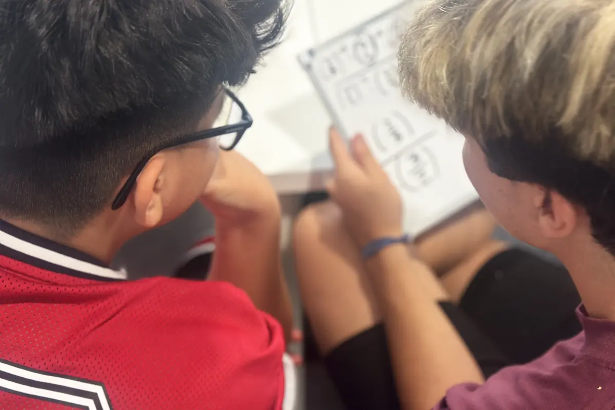 Alumnos de ESO trabajando juntos durante una clase de refuerzo