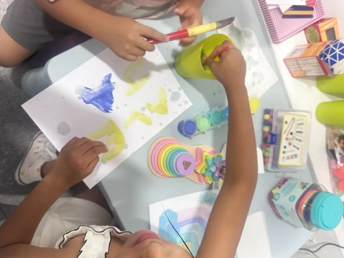 Alumnas de Primaria aprendiendo con materiales manipulativos en Cogiendo Impulso